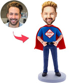 בובה בעיצוב אישי של אבא עם חולצת Super Dad וגלימה אדומה
